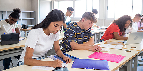 alunos estudando para vestibular e enem 