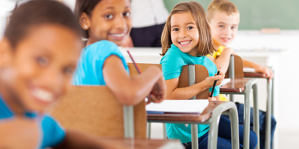 Crianças em sala de aula sorridentes no Colégio Anglo Itu onde são trabalhadas as inteligências múltiplas. 