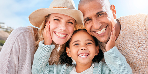 Família posa pra foto e Colégio Anglo Itu reforça a importância da diversão em família para o bem-estar de crianças e adolescentes.