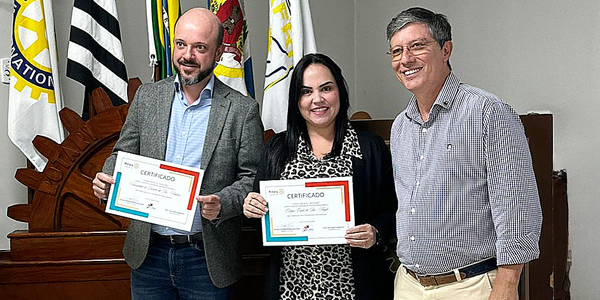 Pessoas recebendo certificado 