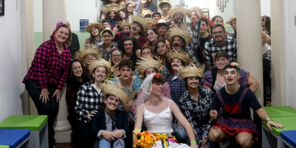 Alunos posam trajados na Festa Junina do Colégio Anglo Itu que teve muita alegria e diversão para a comunidade escolar.