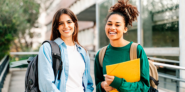 Duas jovens indo para a escola