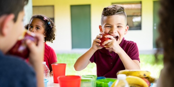 Menino come maça e Colégio Anglo Itu reforça importância da alimentação saudável para crianças e adolescentes