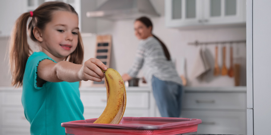 Responsabilidade infantil e menina jogando fruta no lixo. 