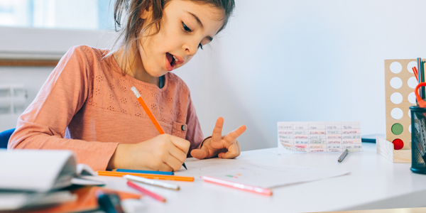 Menina com lápis na mão estuda no Colégio Anglo Itu