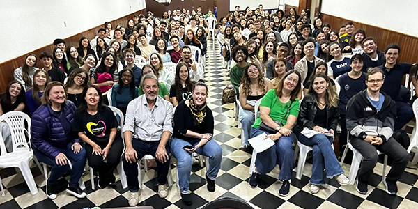 Alunos e professores do Colégio Anglo Itu posam para foto no aulão Lei é Lei. 