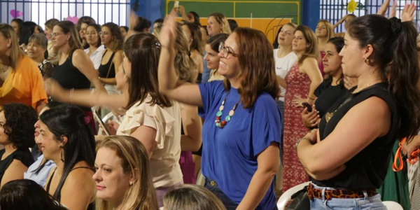 Mães recebem homenagens no Colégio Anglo Itu 