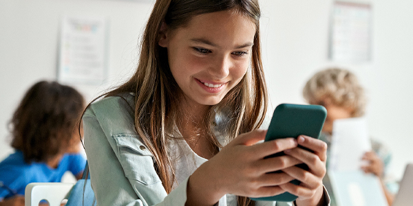 Aluna do Colégio Anglo Itu com o celular na mão faz parte da geração alpha