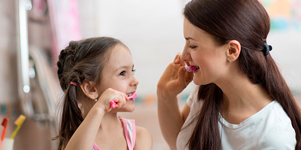 Meninas escovando os dentes