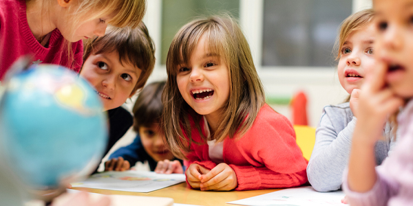 Crianças sorrindo no Colégio Anglo Itu que usa estratégias eficazes para lidar com a hiperatividade infantil. 