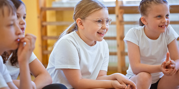 Crianças aprendem e se desenvolvem com educação física no Colégio Anglo Itu. 