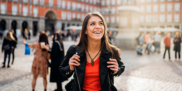 menina em intercâmbio sorrindo 