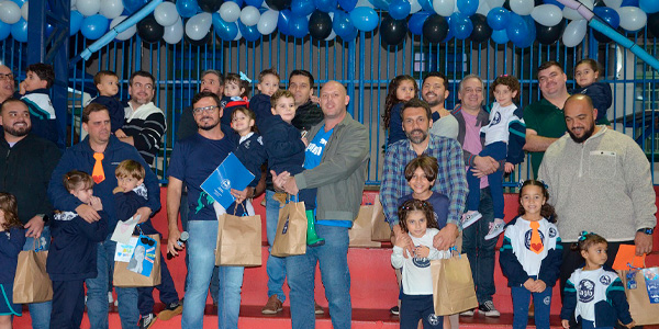 Pais e filhos em apresentação do dia dos pais. 