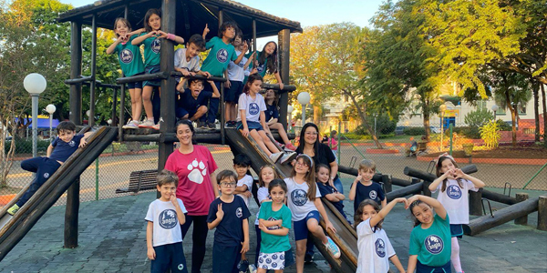 Alunos brincam no parque em aula dinâmica do Colégio Anglo Itu 